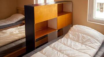 Односпальная кровать в 4-местном общем номере для мужчин и женщин в Гостинице Хостел Маверик