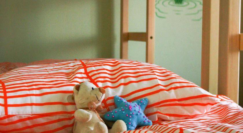 Спальное место на двухъярусной кровати в общем 6-местном номере для мужчин и женщин